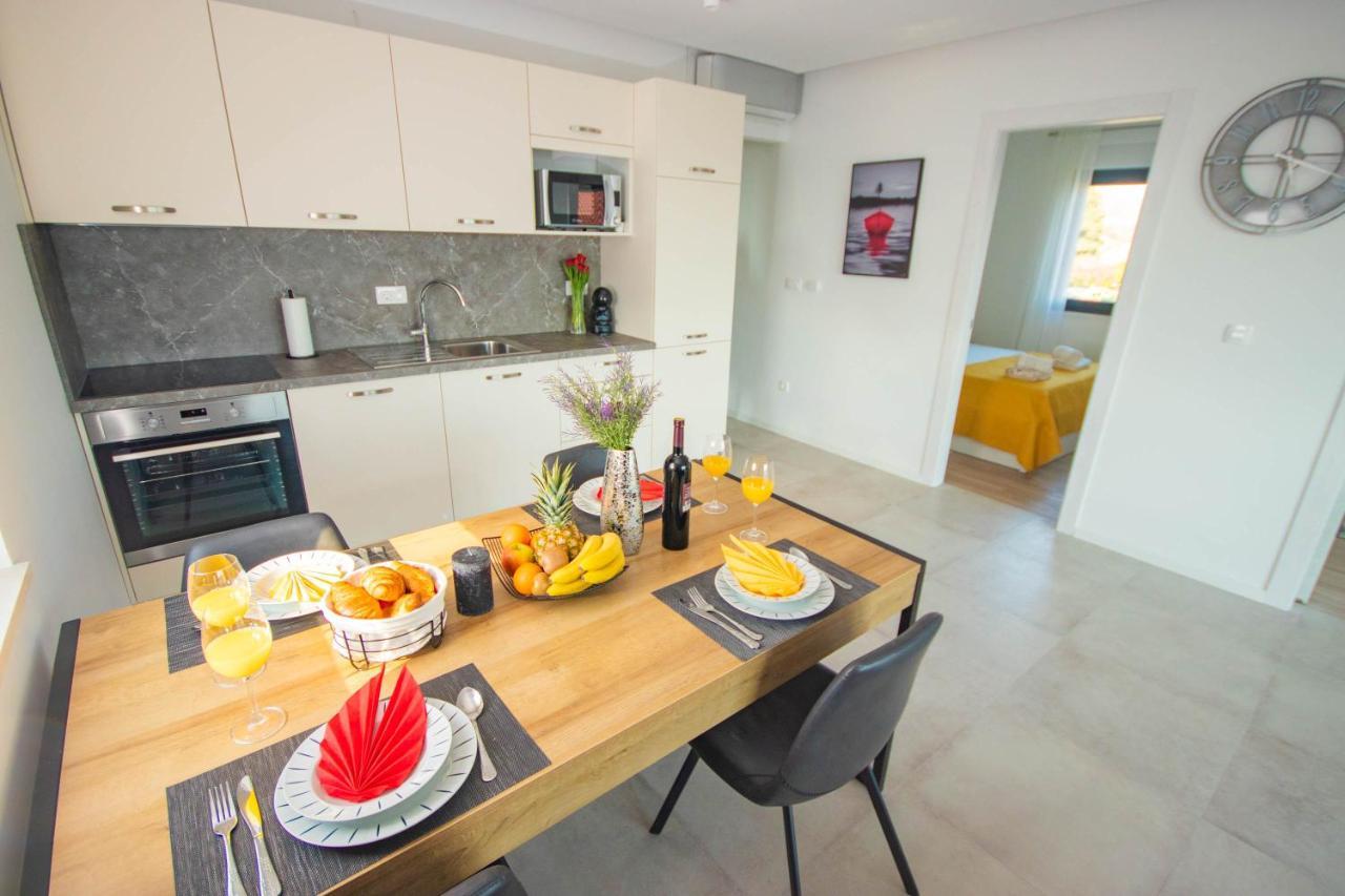 Apartmani Le-Lu Kaštela Exterior foto